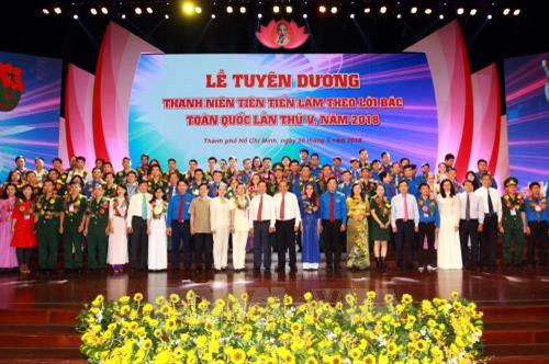 Đồng chí Võ Văn Thưởng, Trưởng Ban Tuyên Giáo trung ương; đồng chí Trương Hòa Bình, Phó Thủ tướng Thường trực Chính phủ; đồng chí Lê Quốc Phong, Bí thư thứ nhất Trung ương Đoàn cùng lãnh đạo các bộ ngành Trung ương, Thành phố Hồ Chí Minh và các Thanh niên tiên tiến làm theo lời Bác toàn quốc. Ảnh: Thanh Vũ-TTXVN Đồng chí Võ Văn Thưởng, Trưởng Ban Tuyên Giáo trung ương; đồng chí Trương Hòa Bình, Phó Thủ tướng Thường trực Chính phủ; đồng chí Lê Quốc Phong, Bí thư thứ nhất Trung ương Đoàn cùng lãnh đạo các bộ ngành Trung ương, Thành phố Hồ Chí Minh và các Thanh niên tiên tiến làm theo lời Bác toàn quốc. Ảnh: Thanh Vũ-TTXVN
