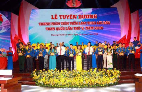 Đồng chí Võ Văn Thưởng, Ủy viên Bộ Chính trị, Bí thư Trung ương Đảng, Trưởng Ban Tuyên giáo Trung ương và đồng chí Trương Hòa Bình, Ủy viên Bộ Chính trị, Phó Thủ tướng Thường trực Chính phủ trao tặng biểu trưng cho Thanh niên tiêu biểu làm theo lời Bác toàn quốc năm lần thứ V-năm 2018. Ảnh: Thanh Vũ-TTXVN Đồng chí Võ Văn Thưởng, Ủy viên Bộ Chính trị, Bí thư Trung ương Đảng, Trưởng Ban Tuyên giáo Trung ương và đồng chí Trương Hòa Bình, Ủy viên Bộ Chính trị, Phó Thủ tướng Thường trực Chính phủ trao tặng biểu trưng cho Thanh niên tiêu biểu làm theo lời Bác toàn quốc năm lần thứ V-năm 2018. Ảnh: Thanh Vũ-TTXVN