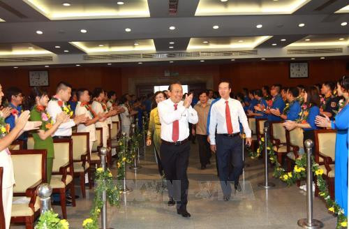 Đồng chí Võ Văn Thưởng, Ủy viên Bộ Chính trị, Bí thư Trung ương Đảng, Trưởng Ban Tuyên giáo trung ương; đồng chí Trương Hòa Bình, Ủy viên Bộ Chính trị, Phó Thủ tướng Thường trực Chính phủ dự lễ tuyên dương Thanh niên tiên tiến làm theo lời Bác toàn quốc lần thứ V - năm 2018. Ảnh: Thanh Vũ-TTXVN Đồng chí Võ Văn Thưởng, Ủy viên Bộ Chính trị, Bí thư Trung ương Đảng, Trưởng Ban Tuyên giáo trung ương; đồng chí Trương Hòa Bình, Ủy viên Bộ Chính trị, Phó Thủ tướng Thường trực Chính phủ dự lễ tuyên dương Thanh niên tiên tiến làm theo lời Bác toàn quốc lần thứ V - năm 2018. Ảnh: Thanh Vũ-TTXVN