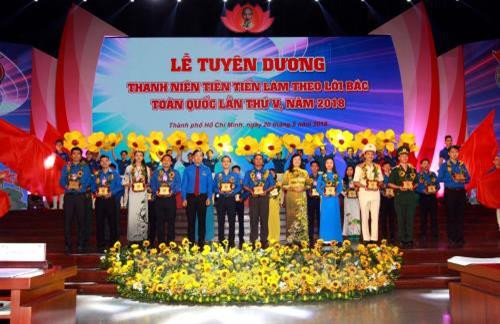 Đồng chí Lê Quốc Phong, Ủy viên dự khuyết Trung ương Đảng, Bí thư thứ nhất Trung ương Đoàn Thanh niên Cộng sản Hồ Chí Minh cùng đồng chí Nguyễn Thị Quyết Tâm, Chủ tịch Hội đồng Nhân dân Thành phố Hồ Chí Minh trao tặng biểu trưng cho Thanh niên tiên tiến làm theo lời Bác toàn quốc lần thứ V - năm 2018. Ảnh: Thanh Vũ-TTXVN Đồng chí Lê Quốc Phong, Ủy viên dự khuyết Trung ương Đảng, Bí thư thứ nhất Trung ương Đoàn Thanh niên Cộng sản Hồ Chí Minh cùng đồng chí Nguyễn Thị Quyết Tâm, Chủ tịch Hội đồng Nhân dân Thành phố Hồ Chí Minh trao tặng biểu trưng cho Thanh niên tiên tiến làm theo lời Bác toàn quốc lần thứ V - năm 2018. Ảnh: Thanh Vũ-TTXVN