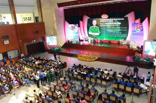 Giao lưu cùng Đại úy Nguyễn Nhật Quang, thanh niên tiêu biểu làm theo lời Bác 2018 tại lễ tuyên dương. Ảnh: Thanh Vũ-TTXVN Giao lưu cùng Đại úy Nguyễn Nhật Quang, thanh niên tiêu biểu làm theo lời Bác 2018 tại lễ tuyên dương. Ảnh: Thanh Vũ-TTXVN