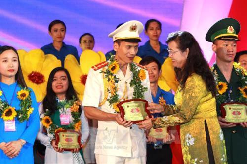 Đồng chí Nguyễn Thị Quyết Tâm, Chủ tịch Hội đồng Nhân dân Thành phố Hồ Chí Minh trao tặng biểu trưng cho Thanh niên tiêu biểu làm theo lời Bác toàn quốc lần thứ V - năm 2018. Ảnh: Thanh Vũ-TTXVN Đồng chí Nguyễn Thị Quyết Tâm, Chủ tịch Hội đồng Nhân dân Thành phố Hồ Chí Minh trao tặng biểu trưng cho Thanh niên tiêu biểu làm theo lời Bác toàn quốc lần thứ V - năm 2018. Ảnh: Thanh Vũ-TTXVN