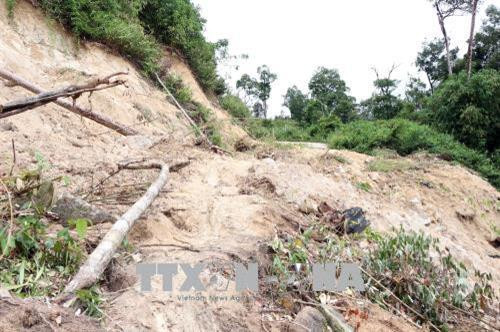 Sạt lở trên đường tuần tra biên giới ở huyện Ia H’Drai. Ảnh: Cao Nguyên - TTXVN Sạt lở trên đường tuần tra biên giới ở huyện Ia H’Drai. Ảnh: Cao Nguyên - TTXVN