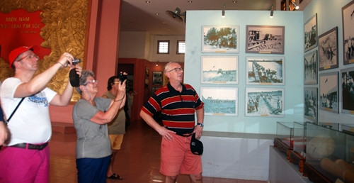 Khách du lịch tham quan phòng trưng bày các hiện vật tại Khu di tích. Ảnh: Thanh Thủy-TTXVN