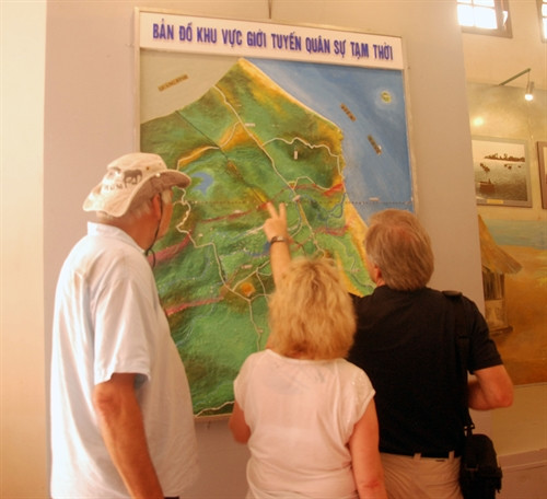 Khu di tích lịch sử quốc gia đăc biệt thu hút rất đông khách du lịch trong và ngoài nước đến tham quan. Ảnh: Thanh Thủy-TTXVN