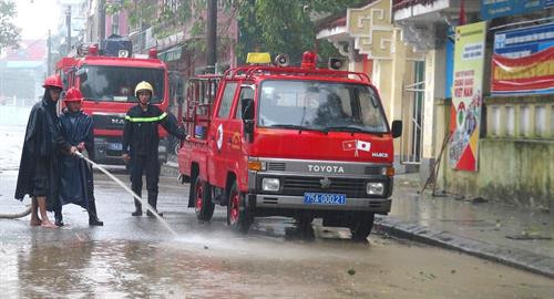 Lực lượng Công an hỗ trợ người dân dọn vệ sinh sau lụt. Ảnh: Tường Vi - TTXVN Lực lượng Công an hỗ trợ người dân dọn vệ sinh sau lụt. Ảnh: Tường Vi - TTXVN