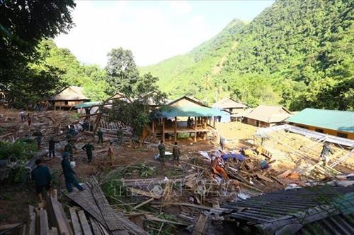 Lực lượng công an và bộ đội địa phương đang huy động hết lực lượng giúp người dân bản Poọng dựng lại nhà sớm ổn định cuộc sống và sinh hoạt. Ảnh: Trọng Đạt – TTXVN Lực lượng công an và bộ đội địa phương đang huy động hết lực lượng giúp người dân bản Poọng dựng lại nhà sớm ổn định cuộc sống và sinh hoạt. Ảnh: Trọng Đạt – TTXVN