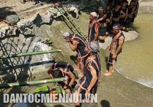 Mọi người lần lượt uống rượu cần, ăn những lễ vật cúng để lấy may. Ảnh: Hoàng Tâm