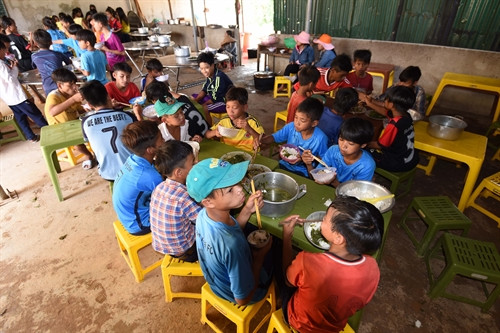 Giờ ăn cơm trưa tại trường của học sinh ở bán trú.