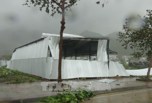 Nhà của người dân xã Ninh Hòa bị tốc mái. Ảnh: Nguyên Lý-TTXVN Nhà của người dân xã Ninh Hòa bị tốc mái. Ảnh: Nguyên Lý-TTXVN