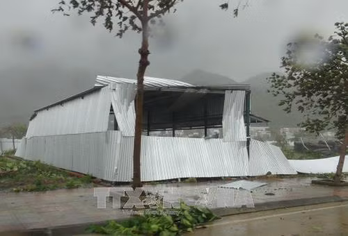 Nhà của người dân xã Ninh Hòa bị tốc mái. Ảnh: Nguyên Lý-TTXVN