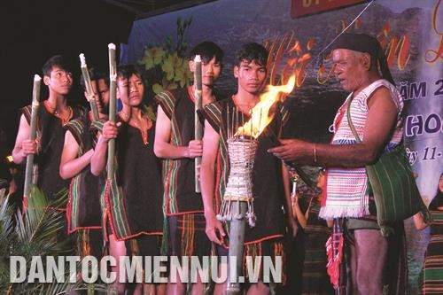 Già làng K’Ngun, người Mạ ở bon Tinh Wel Đơm, xã Đắk Nia thực hiện các nghi lễ trong Lễ cúng mừng lúa mới . Ảnh: Y Krăk Già làng K’Ngun, người Mạ ở bon Tinh Wel Đơm, xã Đắk Nia thực hiện các nghi lễ trong Lễ cúng mừng lúa mới . Ảnh: Y Krăk