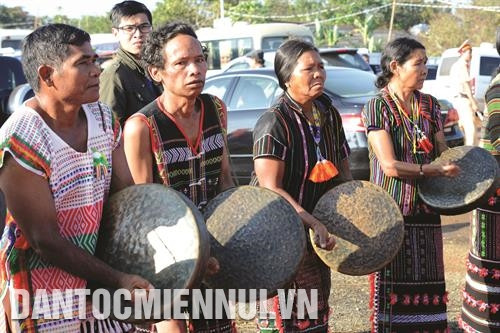 Thông qua các dòng họ, người Mạ ở xã Đắk Nia đã lưu giữ được 15 bộ chiêng và xây dựng được đội chiêng gồm 40 người. Ảnh: Y Krăk Thông qua các dòng họ, người Mạ ở xã Đắk Nia đã lưu giữ được 15 bộ chiêng và xây dựng được đội chiêng gồm 40 người. Ảnh: Y Krăk