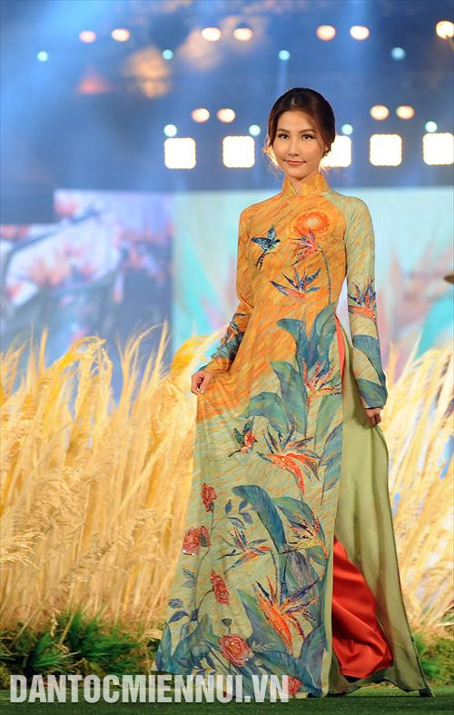 Các bộ sưu tập áo dài "Bản hòa ca mùa xuân" của nghệ nhân Lan Hương; "Dịu dàng sắc xuân" của nhà thiết kế Thuận Việt; "Thế giới như tôi thấy" của nhà thiết kế Đỗ Trịnh Hoài Nam; "Cô Bông Sài Gòn" của nhà thiết kế Minh Châu...