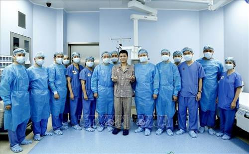 Bệnh nhân được ghép “cẳng tay và bàn tay mới” với các y, bác sĩ của Bệnh viện Trung ương Quân đội 108. Ảnh: TTXVN phát Bệnh nhân được ghép “cẳng tay và bàn tay mới” với các y, bác sĩ của Bệnh viện Trung ương Quân đội 108. Ảnh: TTXVN phát