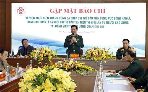 Trung tướng, GS,TS, Thầy thuốc nhân dân Mai Hồng Bàng, Giám đốc Bệnh viện Trung ương Quân đội 108 công bố thành công ca ghép chi thể đầu tiên ở khu vực Đông Nam Á và trên thế giới, sáng 24/2/2020. Ảnh: Dương Ngọc – TTXVN Trung tướng, GS,TS, Thầy thuốc nhân dân Mai Hồng Bàng, Giám đốc Bệnh viện Trung ương Quân đội 108 công bố thành công ca ghép chi thể đầu tiên ở khu vực Đông Nam Á và trên thế giới, sáng 24/2/2020. Ảnh: Dương Ngọc – TTXVN