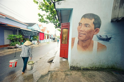 Vốn là làng chài nghèo, sau khi có “ngôi làng bích họa”, Tam Thanh trở thành điểm du lịch hấp dẫn. Những bức tường cũ kĩ của làng chài tươi sáng hơn nhờ các tác phẩm hội họa. Đây là kết quả của dự án do UBND thành phố Tam Kỳ phối hợp với Quỹ giao lưu quốc tế Hàn Quốc thực hiện. Đặt chân tới đây, mọi người dễ dàng bắt gặp các tác phẩm đặc sắc, khắc họa cuộc sống của những người dân ven biển, cùng nhiều bức tranh sống động như thật. Người dân ở đây rất thân thiện và mến khách. Phong cảnh biển là đề tài chủ đạo của những bức vẽ tại “ngôi làng bích họa”. Những bức tranh ngộ nghĩnh, đáng yêu khiến nhiều du khách mong muốn được đến đây. Vốn là làng chài nghèo, sau khi có “ngôi làng bích họa”, Tam Thanh trở thành điểm du lịch hấp dẫn. Những bức tường cũ kĩ của làng chài tươi sáng hơn nhờ các tác phẩm hội họa. Đây là kết quả của dự án do UBND thành phố Tam Kỳ phối hợp với Quỹ giao lưu quốc tế Hàn Quốc thực hiện. Đặt chân tới đây, mọi người dễ dàng bắt gặp các tác phẩm đặc sắc, khắc họa cuộc sống của những người dân ven biển, cùng nhiều bức tranh sống động như thật. Người dân ở đây rất thân thiện và mến khách. Phong cảnh biển là đề tài chủ đạo của những bức vẽ tại “ngôi làng bích họa”. Những bức tranh ngộ nghĩnh, đáng yêu khiến nhiều du khách mong muốn được đến đây.