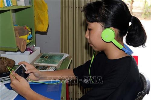 Các em học sinh ở ấp Cán Gáo học trực tuyến bằng điện thoại sử dụng sim 4G. Ảnh: Lê Sen – TTXVN Các em học sinh ở ấp Cán Gáo học trực tuyến bằng điện thoại sử dụng sim 4G. Ảnh: Lê Sen – TTXVN