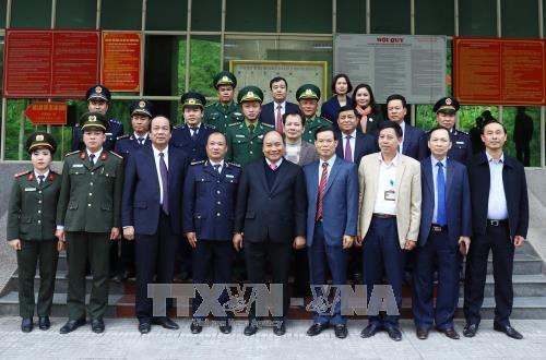Thủ tướng Nguyễn Xuân Phúc với các cán bộ, chiến sỹ lực lượng chức năng làm nhiệm vụ tại Cửa khẩu quốc tế Thanh Thuỷ. Ảnh: Thống Nhất –TTXVN
