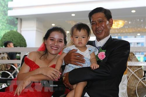 Anh Nguyễn Văn Khiêm cùng chị Đặng Thị Thanh Tâm cùng con gái trong ngày cưới. Ảnh: Thanh Vũ/TTXVN Anh Nguyễn Văn Khiêm cùng chị Đặng Thị Thanh Tâm cùng con gái trong ngày cưới. Ảnh: Thanh Vũ/TTXVN