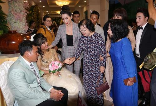 Nguyên Phó Chủ tịch nước Trương Mỹ Hoa thăm hỏi các cặp đôi khuyết tật tại lễ cưới. Ảnh: Thanh Vũ/TTXVN Nguyên Phó Chủ tịch nước Trương Mỹ Hoa thăm hỏi các cặp đôi khuyết tật tại lễ cưới. Ảnh: Thanh Vũ/TTXVN