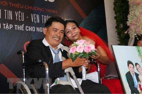 Anh Lê Minh Trung và chị Nguyễn Thị Ngọc Trang vui mừng trong ngày cưới. Ảnh: Thanh Vũ/TTXVN Anh Lê Minh Trung và chị Nguyễn Thị Ngọc Trang vui mừng trong ngày cưới. Ảnh: Thanh Vũ/TTXVN