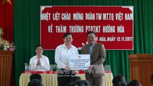 Trao tặng 60 trệu đồng cho huyện Hướng Hóa để xây dựng nhà đại đoàn kết. Ảnh: Thanh Thủy-TTXVN Trao tặng 60 trệu đồng cho huyện Hướng Hóa để xây dựng nhà đại đoàn kết. Ảnh: Thanh Thủy-TTXVN