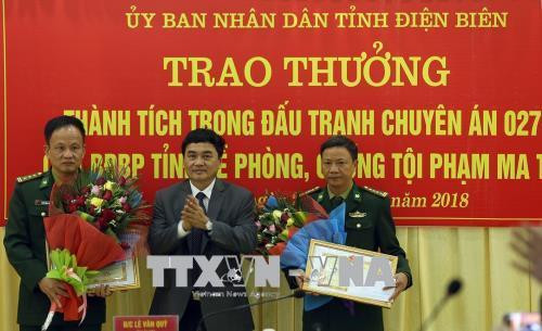 Phó Chủ tịch UBND tỉnh Điện Biên Lê Văn Quý trao Bằng khen của UBND tỉnh cho các cá nhân, tập thể. Ảnh: Phan Tuấn Anh – TTXVN Phó Chủ tịch UBND tỉnh Điện Biên Lê Văn Quý trao Bằng khen của UBND tỉnh cho các cá nhân, tập thể. Ảnh: Phan Tuấn Anh – TTXVN