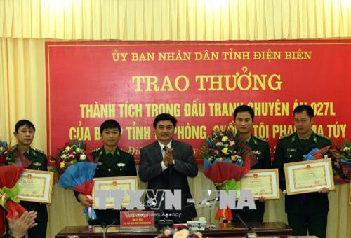 Phó Chủ tịch UBND tỉnh Điện Biên Lê Văn Quý trao Bằng khen của UBND tỉnh cho các cá nhân, tập thể. Ảnh: Phan Tuấn Anh - TTXVN Phó Chủ tịch UBND tỉnh Điện Biên Lê Văn Quý trao Bằng khen của UBND tỉnh cho các cá nhân, tập thể. Ảnh: Phan Tuấn Anh - TTXVN