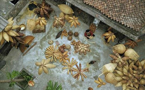Nguyên liệu để làm ra những chiếc rọ, đó là nứa được chuyển từ trên rừng về. Ảnh: Phạm Kiên – TTXVN Kỹ thuật đan không chỉ cần sự khéo léo, tỉ mỉ để tạo ra những sản phẩm tinh tế, bền chặt mà còn cần sự kiên nhẫn, chăm chỉ và tình yêu nghề của người đan. Ảnh: Phạm Kiên – TTXVN Bà Đào Thanh Miên gắn bó với nghề đan đó từ khi còn rất nhỏ và đến giờ bà vẫn làm đều đặn hàng ngày. Ảnh: Phạm Kiên – TTXVN Hàng ngày, trong làng, già trẻ nhộn nhịp phơi nan, đan đó, tạo thành bức tranh đặc sắc làng nghề nông thôn. Ảnh: Phạm Kiên – TTXVN Sau khi hoàn thành, những chiếc đó được mang đi tiêu thụ ở các vùng chiêm trũng các huyện Tiên Lữ, Ân Thi, Phù Cừ của tỉnh Hưng Yên và các tỉnh thành Bắc Ninh, Hải Dương, Hải Phòng… để người nông dân đi đồng đặt bắt cua, cá, lươn. Ảnh: Phạm Kiên – TTXVN Một góc nhìn đan đó từ trên cao tạo nên bức tranh đặc sắc làng nghề nông thôn. Ảnh: Phạm Kiên – TTXVN Khung cảnh làng quê với những nghệ nhân đan đó bên ngôi nhà đậm chất Bắc Bộ thật bình yên. Ảnh: Phạm Kiên - TTXVN
