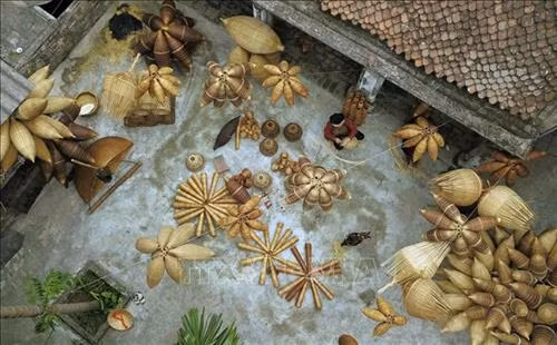 Nguyên liệu để làm ra những chiếc rọ, đó là nứa được chuyển từ trên rừng về. Ảnh: Phạm Kiên – TTXVN Kỹ thuật đan không chỉ cần sự khéo léo, tỉ mỉ để tạo ra những sản phẩm tinh tế, bền chặt mà còn cần sự kiên nhẫn, chăm chỉ và tình yêu nghề của người đan. Ảnh: Phạm Kiên – TTXVN Bà Đào Thanh Miên gắn bó với nghề đan đó từ khi còn rất nhỏ và đến giờ bà vẫn làm đều đặn hàng ngày. Ảnh: Phạm Kiên – TTXVN Hàng ngày, trong làng, già trẻ nhộn nhịp phơi nan, đan đó, tạo thành bức tranh đặc sắc làng nghề nông thôn. Ảnh: Phạm Kiên – TTXVN Sau khi hoàn thành, những chiếc đó được mang đi tiêu thụ ở các vùng chiêm trũng các huyện Tiên Lữ, Ân Thi, Phù Cừ của tỉnh Hưng Yên và các tỉnh thành Bắc Ninh, Hải Dương, Hải Phòng… để người nông dân đi đồng đặt bắt cua, cá, lươn. Ảnh: Phạm Kiên – TTXVN Một góc nhìn đan đó từ trên cao tạo nên bức tranh đặc sắc làng nghề nông thôn. Ảnh: Phạm Kiên – TTXVN Khung cảnh làng quê với những nghệ nhân đan đó bên ngôi nhà đậm chất Bắc Bộ thật bình yên. Ảnh: Phạm Kiên - TTXVN