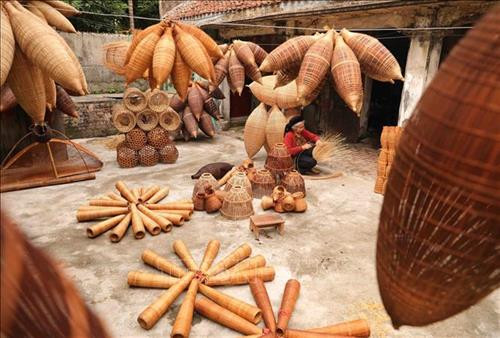 Nguyên liệu để làm ra những chiếc rọ, đó là nứa được chuyển từ trên rừng về. Ảnh: Phạm Kiên – TTXVN Kỹ thuật đan không chỉ cần sự khéo léo, tỉ mỉ để tạo ra những sản phẩm tinh tế, bền chặt mà còn cần sự kiên nhẫn, chăm chỉ và tình yêu nghề của người đan. Ảnh: Phạm Kiên – TTXVN Bà Đào Thanh Miên gắn bó với nghề đan đó từ khi còn rất nhỏ và đến giờ bà vẫn làm đều đặn hàng ngày. Ảnh: Phạm Kiên – TTXVN Hàng ngày, trong làng, già trẻ nhộn nhịp phơi nan, đan đó, tạo thành bức tranh đặc sắc làng nghề nông thôn. Ảnh: Phạm Kiên – TTXVN Sau khi hoàn thành, những chiếc đó được mang đi tiêu thụ ở các vùng chiêm trũng các huyện Tiên Lữ, Ân Thi, Phù Cừ của tỉnh Hưng Yên và các tỉnh thành Bắc Ninh, Hải Dương, Hải Phòng… để người nông dân đi đồng đặt bắt cua, cá, lươn. Ảnh: Phạm Kiên – TTXVN Một góc nhìn đan đó từ trên cao tạo nên bức tranh đặc sắc làng nghề nông thôn. Ảnh: Phạm Kiên – TTXVN Khung cảnh làng quê với những nghệ nhân đan đó bên ngôi nhà đậm chất Bắc Bộ thật bình yên. Ảnh: Phạm Kiên - TTXVN