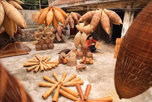 Nguyên liệu để làm ra những chiếc rọ, đó là nứa được chuyển từ trên rừng về. Ảnh: Phạm Kiên – TTXVN Kỹ thuật đan không chỉ cần sự khéo léo, tỉ mỉ để tạo ra những sản phẩm tinh tế, bền chặt mà còn cần sự kiên nhẫn, chăm chỉ và tình yêu nghề của người đan. Ảnh: Phạm Kiên – TTXVN Bà Đào Thanh Miên gắn bó với nghề đan đó từ khi còn rất nhỏ và đến giờ bà vẫn làm đều đặn hàng ngày. Ảnh: Phạm Kiên – TTXVN Hàng ngày, trong làng, già trẻ nhộn nhịp phơi nan, đan đó, tạo thành bức tranh đặc sắc làng nghề nông thôn. Ảnh: Phạm Kiên – TTXVN Sau khi hoàn thành, những chiếc đó được mang đi tiêu thụ ở các vùng chiêm trũng các huyện Tiên Lữ, Ân Thi, Phù Cừ của tỉnh Hưng Yên và các tỉnh thành Bắc Ninh, Hải Dương, Hải Phòng… để người nông dân đi đồng đặt bắt cua, cá, lươn. Ảnh: Phạm Kiên – TTXVN Một góc nhìn đan đó từ trên cao tạo nên bức tranh đặc sắc làng nghề nông thôn. Ảnh: Phạm Kiên – TTXVN Khung cảnh làng quê với những nghệ nhân đan đó bên ngôi nhà đậm chất Bắc Bộ thật bình yên. Ảnh: Phạm Kiên - TTXVN