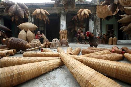 Nguyên liệu để làm ra những chiếc rọ, đó là nứa được chuyển từ trên rừng về. Ảnh: Phạm Kiên – TTXVN Kỹ thuật đan không chỉ cần sự khéo léo, tỉ mỉ để tạo ra những sản phẩm tinh tế, bền chặt mà còn cần sự kiên nhẫn, chăm chỉ và tình yêu nghề của người đan. Ảnh: Phạm Kiên – TTXVN Bà Đào Thanh Miên gắn bó với nghề đan đó từ khi còn rất nhỏ và đến giờ bà vẫn làm đều đặn hàng ngày. Ảnh: Phạm Kiên – TTXVN Hàng ngày, trong làng, già trẻ nhộn nhịp phơi nan, đan đó, tạo thành bức tranh đặc sắc làng nghề nông thôn. Ảnh: Phạm Kiên – TTXVN Sau khi hoàn thành, những chiếc đó được mang đi tiêu thụ ở các vùng chiêm trũng các huyện Tiên Lữ, Ân Thi, Phù Cừ của tỉnh Hưng Yên và các tỉnh thành Bắc Ninh, Hải Dương, Hải Phòng… để người nông dân đi đồng đặt bắt cua, cá, lươn. Ảnh: Phạm Kiên – TTXVN Một góc nhìn đan đó từ trên cao tạo nên bức tranh đặc sắc làng nghề nông thôn. Ảnh: Phạm Kiên – TTXVN Khung cảnh làng quê với những nghệ nhân đan đó bên ngôi nhà đậm chất Bắc Bộ thật bình yên. Ảnh: Phạm Kiên - TTXVN