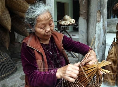 Nguyên liệu để làm ra những chiếc rọ, đó là nứa được chuyển từ trên rừng về. Ảnh: Phạm Kiên – TTXVN Kỹ thuật đan không chỉ cần sự khéo léo, tỉ mỉ để tạo ra những sản phẩm tinh tế, bền chặt mà còn cần sự kiên nhẫn, chăm chỉ và tình yêu nghề của người đan. Ảnh: Phạm Kiên – TTXVN Bà Đào Thanh Miên gắn bó với nghề đan đó từ khi còn rất nhỏ và đến giờ bà vẫn làm đều đặn hàng ngày. Ảnh: Phạm Kiên – TTXVN Hàng ngày, trong làng, già trẻ nhộn nhịp phơi nan, đan đó, tạo thành bức tranh đặc sắc làng nghề nông thôn. Ảnh: Phạm Kiên – TTXVN Sau khi hoàn thành, những chiếc đó được mang đi tiêu thụ ở các vùng chiêm trũng các huyện Tiên Lữ, Ân Thi, Phù Cừ của tỉnh Hưng Yên và các tỉnh thành Bắc Ninh, Hải Dương, Hải Phòng… để người nông dân đi đồng đặt bắt cua, cá, lươn. Ảnh: Phạm Kiên – TTXVN Một góc nhìn đan đó từ trên cao tạo nên bức tranh đặc sắc làng nghề nông thôn. Ảnh: Phạm Kiên – TTXVN Khung cảnh làng quê với những nghệ nhân đan đó bên ngôi nhà đậm chất Bắc Bộ thật bình yên. Ảnh: Phạm Kiên - TTXVN