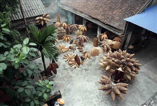 Nguyên liệu để làm ra những chiếc rọ, đó là nứa được chuyển từ trên rừng về. Ảnh: Phạm Kiên – TTXVN Kỹ thuật đan không chỉ cần sự khéo léo, tỉ mỉ để tạo ra những sản phẩm tinh tế, bền chặt mà còn cần sự kiên nhẫn, chăm chỉ và tình yêu nghề của người đan. Ảnh: Phạm Kiên – TTXVN Bà Đào Thanh Miên gắn bó với nghề đan đó từ khi còn rất nhỏ và đến giờ bà vẫn làm đều đặn hàng ngày. Ảnh: Phạm Kiên – TTXVN Hàng ngày, trong làng, già trẻ nhộn nhịp phơi nan, đan đó, tạo thành bức tranh đặc sắc làng nghề nông thôn. Ảnh: Phạm Kiên – TTXVN Sau khi hoàn thành, những chiếc đó được mang đi tiêu thụ ở các vùng chiêm trũng các huyện Tiên Lữ, Ân Thi, Phù Cừ của tỉnh Hưng Yên và các tỉnh thành Bắc Ninh, Hải Dương, Hải Phòng… để người nông dân đi đồng đặt bắt cua, cá, lươn. Ảnh: Phạm Kiên – TTXVN Một góc nhìn đan đó từ trên cao tạo nên bức tranh đặc sắc làng nghề nông thôn. Ảnh: Phạm Kiên – TTXVN Khung cảnh làng quê với những nghệ nhân đan đó bên ngôi nhà đậm chất Bắc Bộ thật bình yên. Ảnh: Phạm Kiên - TTXVN