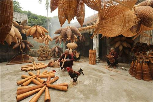 Nguyên liệu để làm ra những chiếc rọ, đó là nứa được chuyển từ trên rừng về. Ảnh: Phạm Kiên – TTXVN Kỹ thuật đan không chỉ cần sự khéo léo, tỉ mỉ để tạo ra những sản phẩm tinh tế, bền chặt mà còn cần sự kiên nhẫn, chăm chỉ và tình yêu nghề của người đan. Ảnh: Phạm Kiên – TTXVN Bà Đào Thanh Miên gắn bó với nghề đan đó từ khi còn rất nhỏ và đến giờ bà vẫn làm đều đặn hàng ngày. Ảnh: Phạm Kiên – TTXVN Hàng ngày, trong làng, già trẻ nhộn nhịp phơi nan, đan đó, tạo thành bức tranh đặc sắc làng nghề nông thôn. Ảnh: Phạm Kiên – TTXVN Sau khi hoàn thành, những chiếc đó được mang đi tiêu thụ ở các vùng chiêm trũng các huyện Tiên Lữ, Ân Thi, Phù Cừ của tỉnh Hưng Yên và các tỉnh thành Bắc Ninh, Hải Dương, Hải Phòng… để người nông dân đi đồng đặt bắt cua, cá, lươn. Ảnh: Phạm Kiên – TTXVN Một góc nhìn đan đó từ trên cao tạo nên bức tranh đặc sắc làng nghề nông thôn. Ảnh: Phạm Kiên – TTXVN Khung cảnh làng quê với những nghệ nhân đan đó bên ngôi nhà đậm chất Bắc Bộ thật bình yên. Ảnh: Phạm Kiên - TTXVN