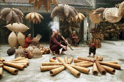 Nguyên liệu để làm ra những chiếc rọ, đó là nứa được chuyển từ trên rừng về. Ảnh: Phạm Kiên – TTXVN Kỹ thuật đan không chỉ cần sự khéo léo, tỉ mỉ để tạo ra những sản phẩm tinh tế, bền chặt mà còn cần sự kiên nhẫn, chăm chỉ và tình yêu nghề của người đan. Ảnh: Phạm Kiên – TTXVN Bà Đào Thanh Miên gắn bó với nghề đan đó từ khi còn rất nhỏ và đến giờ bà vẫn làm đều đặn hàng ngày. Ảnh: Phạm Kiên – TTXVN Hàng ngày, trong làng, già trẻ nhộn nhịp phơi nan, đan đó, tạo thành bức tranh đặc sắc làng nghề nông thôn. Ảnh: Phạm Kiên – TTXVN Sau khi hoàn thành, những chiếc đó được mang đi tiêu thụ ở các vùng chiêm trũng các huyện Tiên Lữ, Ân Thi, Phù Cừ của tỉnh Hưng Yên và các tỉnh thành Bắc Ninh, Hải Dương, Hải Phòng… để người nông dân đi đồng đặt bắt cua, cá, lươn. Ảnh: Phạm Kiên – TTXVN Một góc nhìn đan đó từ trên cao tạo nên bức tranh đặc sắc làng nghề nông thôn. Ảnh: Phạm Kiên – TTXVN Khung cảnh làng quê với những nghệ nhân đan đó bên ngôi nhà đậm chất Bắc Bộ thật bình yên. Ảnh: Phạm Kiên - TTXVN