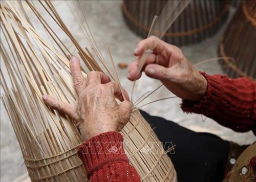 Nguyên liệu để làm ra những chiếc rọ, đó là nứa được chuyển từ trên rừng về. Ảnh: Phạm Kiên – TTXVN Kỹ thuật đan không chỉ cần sự khéo léo, tỉ mỉ để tạo ra những sản phẩm tinh tế, bền chặt mà còn cần sự kiên nhẫn, chăm chỉ và tình yêu nghề của người đan. Ảnh: Phạm Kiên – TTXVN Bà Đào Thanh Miên gắn bó với nghề đan đó từ khi còn rất nhỏ và đến giờ bà vẫn làm đều đặn hàng ngày. Ảnh: Phạm Kiên – TTXVN Hàng ngày, trong làng, già trẻ nhộn nhịp phơi nan, đan đó, tạo thành bức tranh đặc sắc làng nghề nông thôn. Ảnh: Phạm Kiên – TTXVN Sau khi hoàn thành, những chiếc đó được mang đi tiêu thụ ở các vùng chiêm trũng các huyện Tiên Lữ, Ân Thi, Phù Cừ của tỉnh Hưng Yên và các tỉnh thành Bắc Ninh, Hải Dương, Hải Phòng… để người nông dân đi đồng đặt bắt cua, cá, lươn. Ảnh: Phạm Kiên – TTXVN Một góc nhìn đan đó từ trên cao tạo nên bức tranh đặc sắc làng nghề nông thôn. Ảnh: Phạm Kiên – TTXVN Khung cảnh làng quê với những nghệ nhân đan đó bên ngôi nhà đậm chất Bắc Bộ thật bình yên. Ảnh: Phạm Kiên - TTXVN