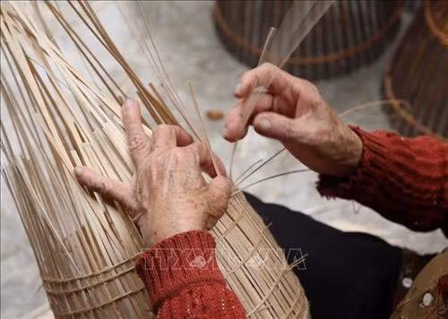 Nguyên liệu để làm ra những chiếc rọ, đó là nứa được chuyển từ trên rừng về. Ảnh: Phạm Kiên – TTXVN Kỹ thuật đan không chỉ cần sự khéo léo, tỉ mỉ để tạo ra những sản phẩm tinh tế, bền chặt mà còn cần sự kiên nhẫn, chăm chỉ và tình yêu nghề của người đan. Ảnh: Phạm Kiên – TTXVN Bà Đào Thanh Miên gắn bó với nghề đan đó từ khi còn rất nhỏ và đến giờ bà vẫn làm đều đặn hàng ngày. Ảnh: Phạm Kiên – TTXVN Hàng ngày, trong làng, già trẻ nhộn nhịp phơi nan, đan đó, tạo thành bức tranh đặc sắc làng nghề nông thôn. Ảnh: Phạm Kiên – TTXVN Sau khi hoàn thành, những chiếc đó được mang đi tiêu thụ ở các vùng chiêm trũng các huyện Tiên Lữ, Ân Thi, Phù Cừ của tỉnh Hưng Yên và các tỉnh thành Bắc Ninh, Hải Dương, Hải Phòng… để người nông dân đi đồng đặt bắt cua, cá, lươn. Ảnh: Phạm Kiên – TTXVN Một góc nhìn đan đó từ trên cao tạo nên bức tranh đặc sắc làng nghề nông thôn. Ảnh: Phạm Kiên – TTXVN Khung cảnh làng quê với những nghệ nhân đan đó bên ngôi nhà đậm chất Bắc Bộ thật bình yên. Ảnh: Phạm Kiên - TTXVN