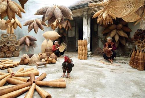 Nguyên liệu để làm ra những chiếc rọ, đó là nứa được chuyển từ trên rừng về. Ảnh: Phạm Kiên – TTXVN Kỹ thuật đan không chỉ cần sự khéo léo, tỉ mỉ để tạo ra những sản phẩm tinh tế, bền chặt mà còn cần sự kiên nhẫn, chăm chỉ và tình yêu nghề của người đan. Ảnh: Phạm Kiên – TTXVN Bà Đào Thanh Miên gắn bó với nghề đan đó từ khi còn rất nhỏ và đến giờ bà vẫn làm đều đặn hàng ngày. Ảnh: Phạm Kiên – TTXVN Hàng ngày, trong làng, già trẻ nhộn nhịp phơi nan, đan đó, tạo thành bức tranh đặc sắc làng nghề nông thôn. Ảnh: Phạm Kiên – TTXVN Sau khi hoàn thành, những chiếc đó được mang đi tiêu thụ ở các vùng chiêm trũng các huyện Tiên Lữ, Ân Thi, Phù Cừ của tỉnh Hưng Yên và các tỉnh thành Bắc Ninh, Hải Dương, Hải Phòng… để người nông dân đi đồng đặt bắt cua, cá, lươn. Ảnh: Phạm Kiên – TTXVN Một góc nhìn đan đó từ trên cao tạo nên bức tranh đặc sắc làng nghề nông thôn. Ảnh: Phạm Kiên – TTXVN Khung cảnh làng quê với những nghệ nhân đan đó bên ngôi nhà đậm chất Bắc Bộ thật bình yên. Ảnh: Phạm Kiên - TTXVN
