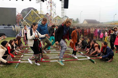 Du khách thích thú với các sản phẩm từ thổ cẩm của đồng bào Thái. Ảnh: Bích Huệ - TTXVN Du khách trải nghiệm đánh cồng chiêng của đồng bào Thái. Ảnh: Bích Huệ - TTXVN Du khách tham gia múa sạp với đồng bào dân tộc Thái. Ảnh: Bích Huệ - TTXVN .... Thử trò chơi đi cà kheo của dân tộc Thái. Ảnh: Bích Huệ - TTXVN Du khách trải nghiệm cách gói bánh của đồng bào Thái. Ảnh: Bích Huệ - TTXVN Du khách thích thú với hoạt động gói bánh chưng và bánh ột, bánh mọc của đồng bào Thái. Ảnh: Bích Huệ - TTXVN ... và trải nghiệm nghề dệt thổ cẩm của đồng bào Thái. Ảnh: Bích Huệ - TTXVN Du khách hào hứng với những bánh chưng tự gói của mình. Ảnh: Bích Huệ - TTXVN