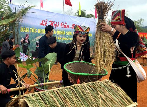 Sau khi thu hoạch đồng bào để lại một cum thóc tại kho ở trên nương. Ảnh: Đỗ Tuấn Anh