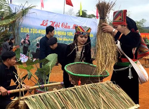 Sau khi thu hoạch đồng bào để lại một cum thóc tại kho ở trên nương. Ảnh: Đỗ Tuấn Anh