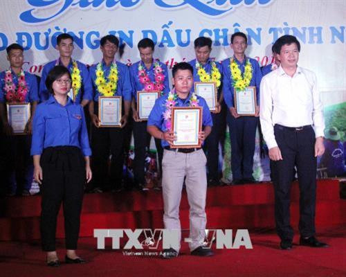 Đại diện Tỉnh đoàn Nghệ An trao chứng nhận cho điển hình thanh niên dân tộc thiểu số tỉnh Nghệ An năm 2018. Ảnh: Tá Chuyên – TTXVN Đại diện Tỉnh đoàn Nghệ An trao chứng nhận cho điển hình thanh niên dân tộc thiểu số tỉnh Nghệ An năm 2018. Ảnh: Tá Chuyên – TTXVN