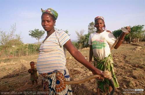 Ở Cameroon, con trai có thể kết hôn với mẹ mình như một hình thức thừa kế từ cha và em trai cũng được kết hôn với chị dâu để bảo vệ tài sản. Ở Cameroon, con trai có thể kết hôn với mẹ mình như một hình thức thừa kế từ cha và em trai cũng được kết hôn với chị dâu để bảo vệ tài sản.