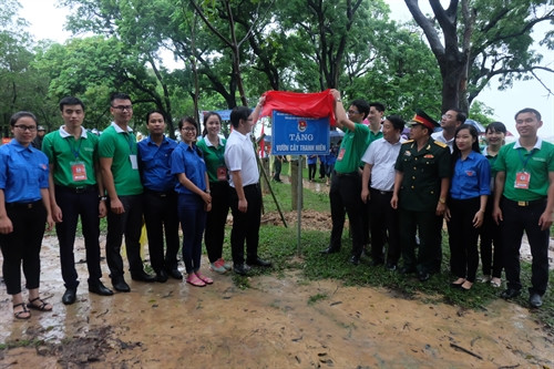 Các thủ khoa xuất sắc trồng tặng cây xanh tại Đền Và (Sơn Tây, Hà Nội), sáng 28/8. Ảnh: Kim Chung- TTXVN