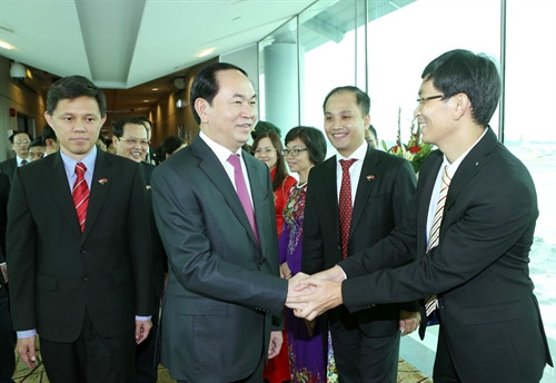 Chiều 28/8/2016, Chủ tịch nước Trần Đại Quang cùng Phu nhân và Đoàn đại biểu cấp cao Việt Nam đến sân bay Quốc tế Changi, bắt đầu chuyến thăm cấp Nhà nước tới Cộng hoà Singapore theo lời mời của Tổng thống Tony Tan. Trong ảnh: Cán bộ, nhân viên Đại sứ quán Việt Nam tại Singapoe đón Chủ tịch nước Trần Đại Quang và Phu nhân tại sân bay Changi. Ảnh: Nhan Sáng-TTXVN