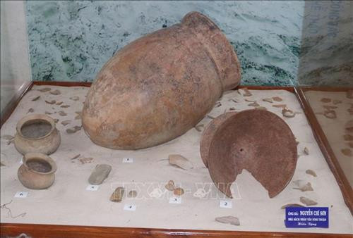 Mộ Chum có niên đại trên 2.000 năm (phương thức mai táng của cư dân văn hóa Sa Huỳnh) được nhà sưu tập hiến tặng cho Trung tâm nghiên cứu văn hóa Chăm. Ảnh: Nguyễn Thành - TTXVN