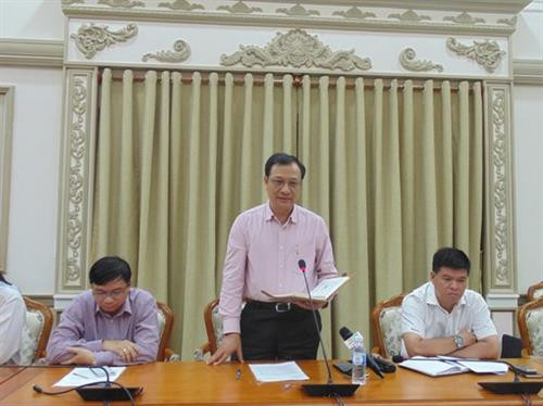 Phó giám đốc Sở GD-ĐT Thành phố Hồ Chí Minh Lê Hoài Nam (đứng) cho biết sẽ sớm giải quyết chuyển trường cho học sinh. Ảnh: sggp.org.vn Phó giám đốc Sở GD-ĐT Thành phố Hồ Chí Minh Lê Hoài Nam (đứng) cho biết sẽ sớm giải quyết chuyển trường cho học sinh. Ảnh: sggp.org.vn